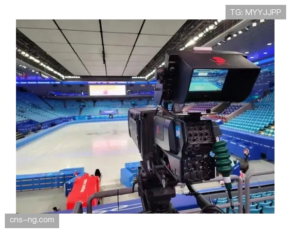 特写：伊蒂哈德球场边线，工作人员紧急更换5G移动回传设备保障直播信号